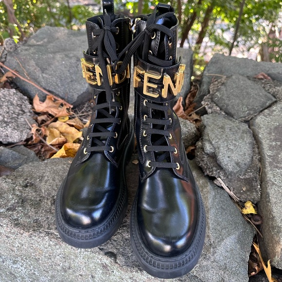 Fendi
Fendigraphy Logo-Cuff Biker Booties sz 38.5 - Picture 5 of 13